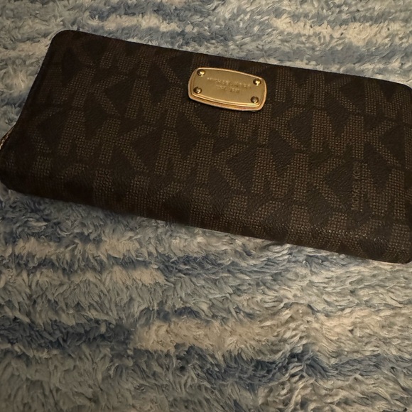 Michael Kors Handbags - EUC NO CALLOUTS HUGE MK Wallet